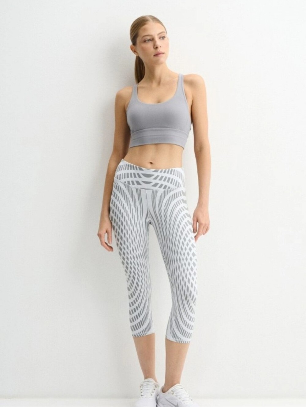 Alo Yoga Airbrush Capri – White Arches - Size Small - Retail $88 - Picture 2 of 5
